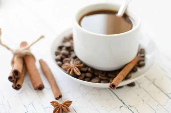 マグカップのコーヒーとコーヒー豆、スパイス. — ストック写真