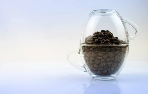 Granos de café en tazas transparentes —  Fotos de Stock