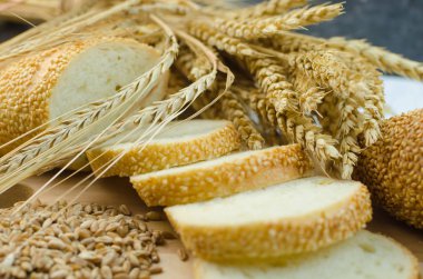 Dilimlenmiş ekmek ve buğday