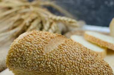 Dilimlenmiş ekmek ve buğday