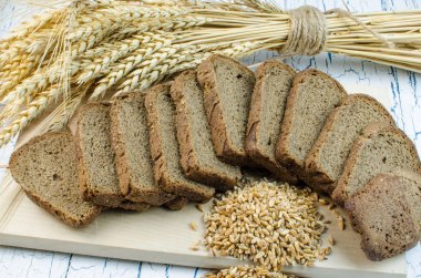Dilimlenmiş ekmek ve buğday