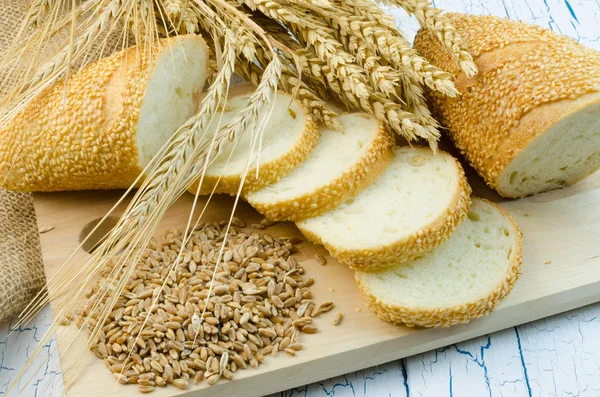 Sliced bread and wheat — Stock Photo, Image