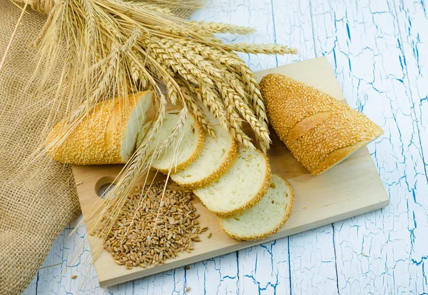 Нарезанный хлеб и пшеница — стоковое фото