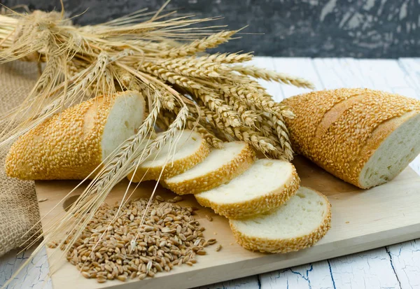 Нарізаний хліб і пшениця — стокове фото
