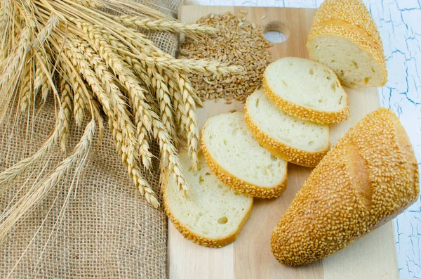 Sliced bread and wheat — Stock Photo, Image