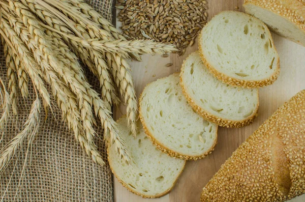 Dilimlenmiş ekmek ve buğday