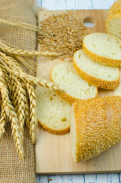 Sliced bread and wheat — Stock Photo, Image