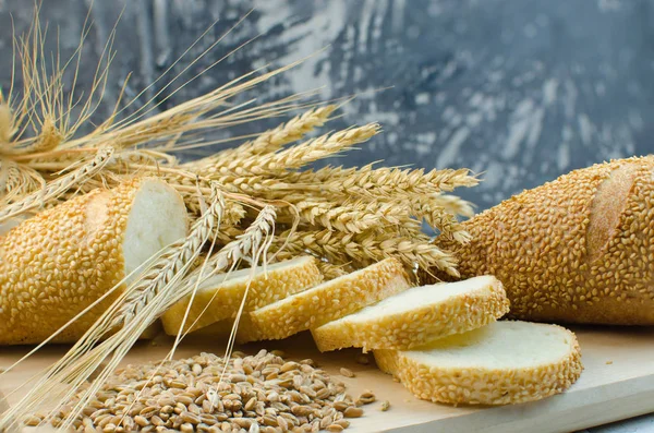Dilimlenmiş ekmek ve buğday
