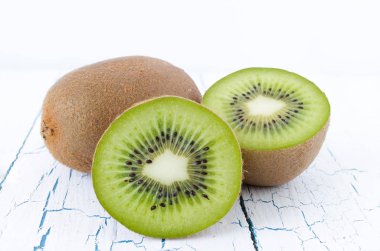 Beyaz arka plan üzerinde iki kivi