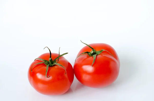 Zwei Tomaten auf weißem Hintergrund — Stockfoto