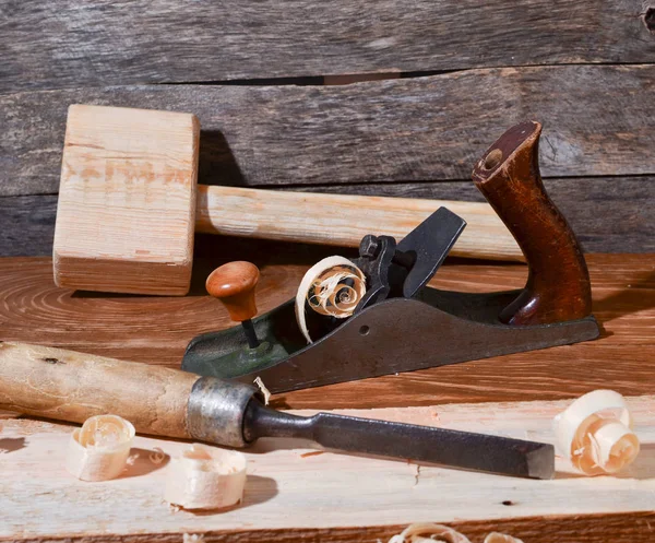 Ferramenta de carpinteiro de plaina em uma bancada — Fotografia de Stock