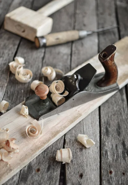 Ferramentas de carpintaria em uma mesa de tabuleiro antiga — Fotografia de Stock