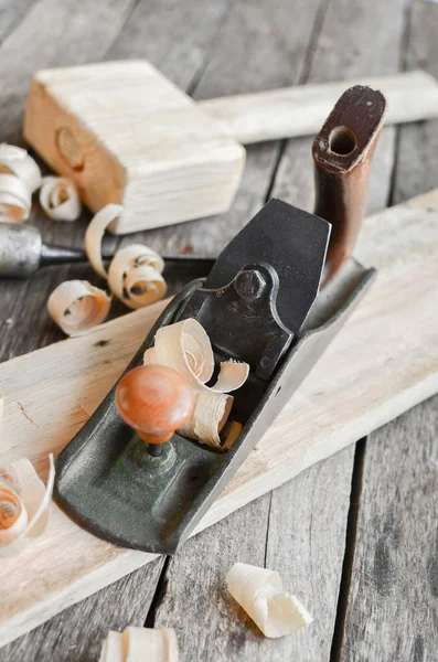 Ferramentas de carpintaria em uma mesa de tabuleiro antiga — Fotografia de Stock