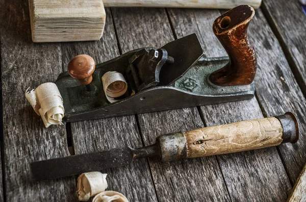 Timmerwerk tools op een oude tafel van de Raad van bestuur — Stockfoto