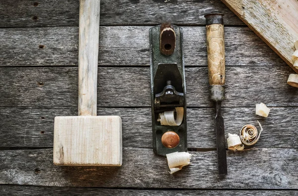 Marangozluk aletleri eski tahta masa — Stok fotoğraf