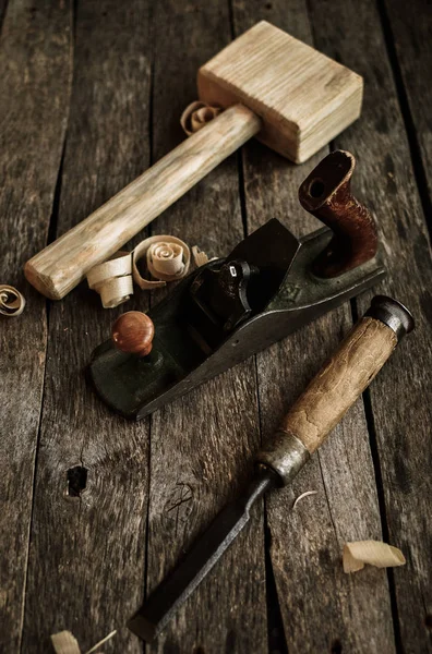 Narzędzia stolarskie na stary stół zarządu — Zdjęcie stockowe