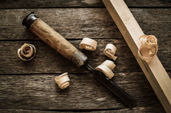 Ferramentas de carpintaria em uma mesa de tabuleiro antiga — Fotografia de Stock