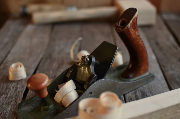 Столярные инструменты на старом столе — стоковое фото