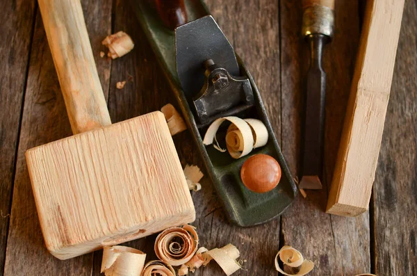 Інструменти для столярних виробів на старому столі — стокове фото