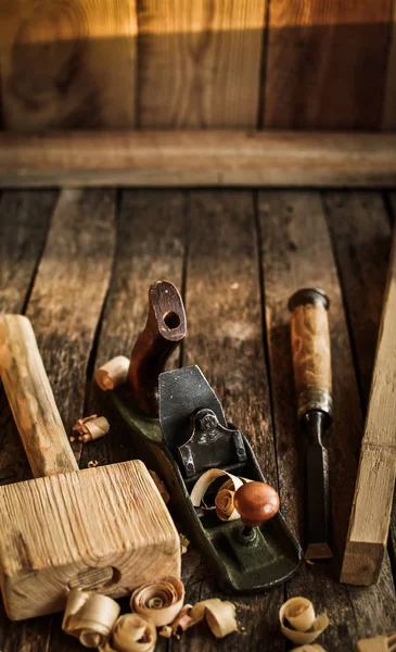 Плотник по инструментам — стоковое фото