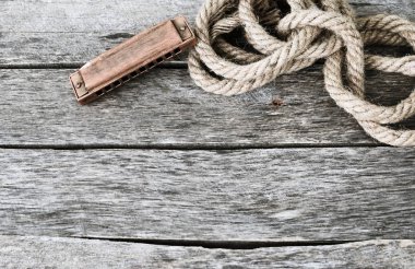 Mızıka ahşap bir masa üzerinde