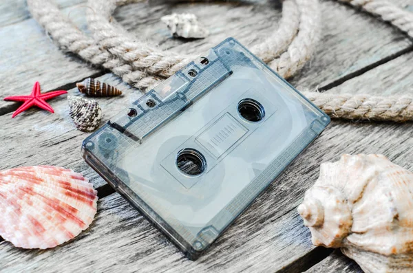 Audio cassette tape, zeeschelpen en oud touw — Stockfoto