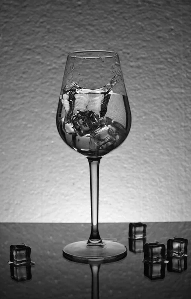 Vaso de agua helada —  Fotos de Stock