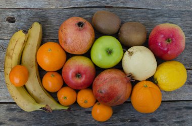 Ahşap arkaplanda meyveler