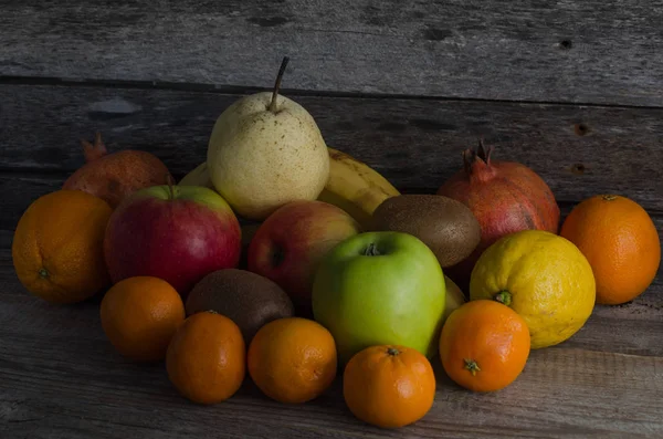 Früchte auf Holzgrund — Stockfoto