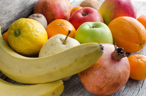 Frutas no fundo de madeira — Fotografia de Stock