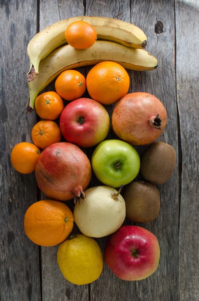 Frutas em cesta no fundo de madeira — Fotografia de Stock
