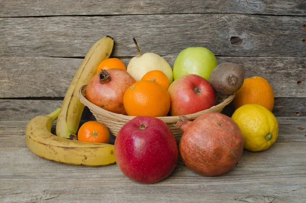 Frutas no fundo de madeira — Fotografia de Stock