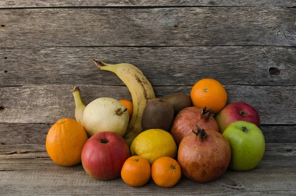 Frutas no fundo de madeira — Fotografia de Stock