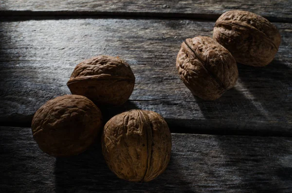 Орехи на старом столе — стоковое фото