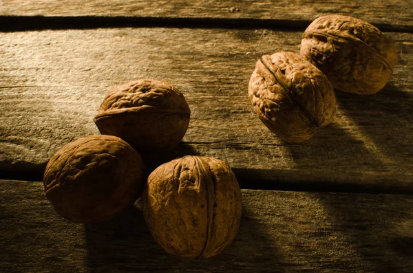 Орехи на старом столе — стоковое фото