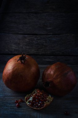 Eski ahşap zemin üzerine nar meyve