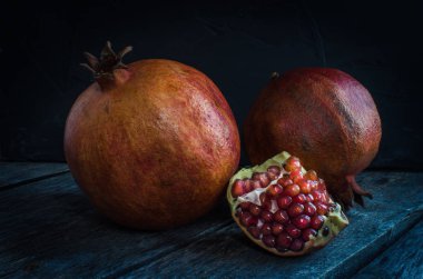 Eski ahşap zemin üzerine nar meyve