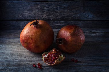 Eski ahşap zemin üzerine nar meyve