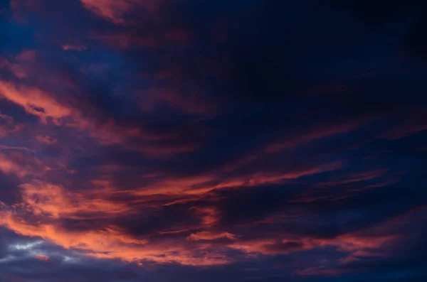 Σύννεφα που φωτίζονται από το ηλιοβασίλεμα — Φωτογραφία Αρχείου