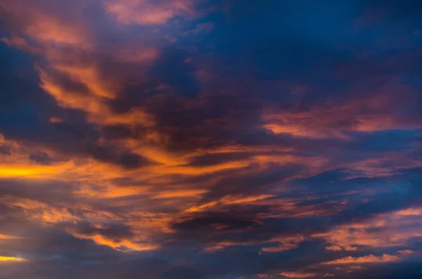 Nuvens iluminadas pelo pôr-do-sol — Fotografia de Stock