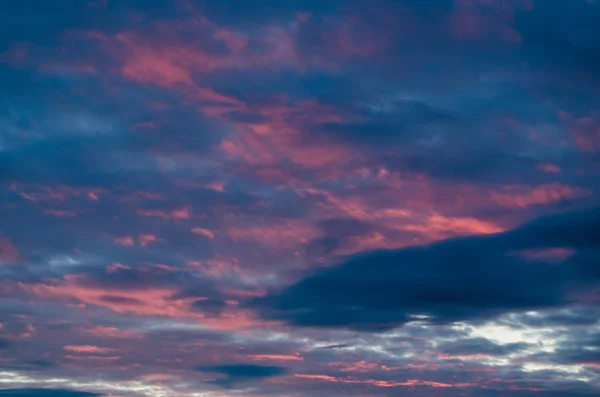 Wolken im Licht des Sonnenuntergangs — Stockfoto