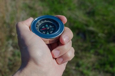 adamın elinde tutan bir pusula