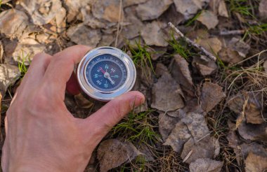 Adam elini tutarak pusula