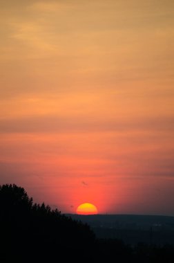 Ormanın üzerinde gün batımı