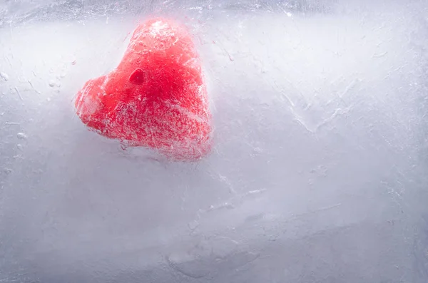 얼음의 블록에 심장 — 스톡 사진