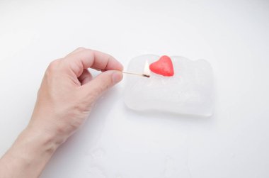 Elini kalbinin için anahtar tutar