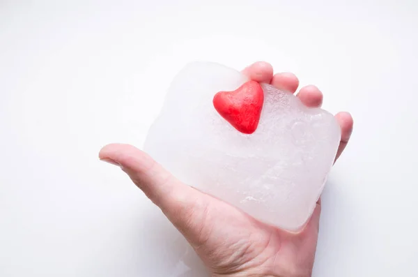 Маскулінна рука тримає серце льоду — стокове фото
