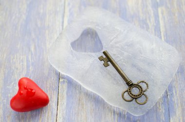 Eski anahtar buz kalpli bir blok içinde