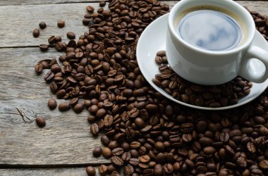 Kahve fincanı ve kahve çekirdeği.