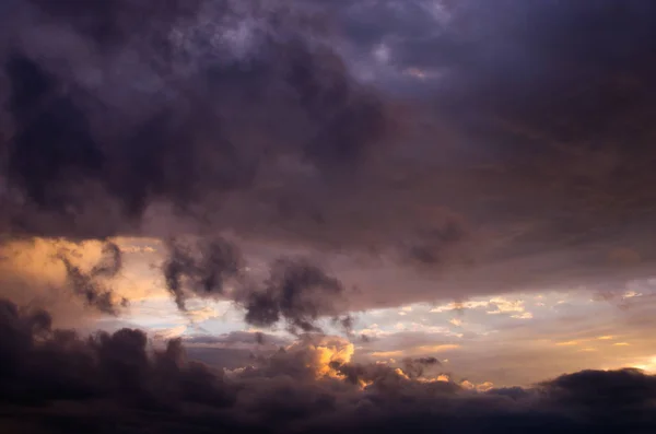 Nuvens de tempestade ao pôr-do-sol — Fotografia de Stock